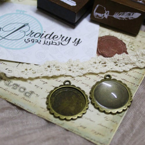 قلائد دائرية برونزي