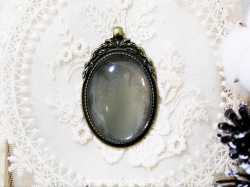 قلائد بيضاوية برونزي