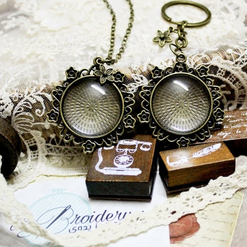 قلائد دائرية برونزي