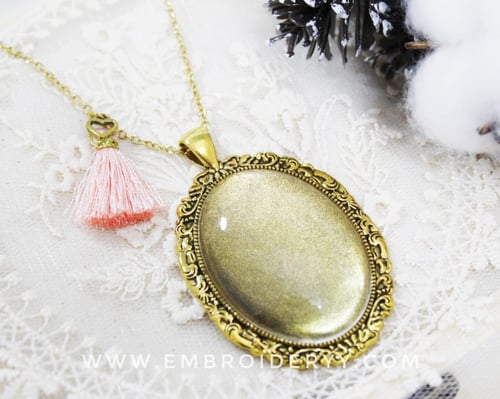 قلادة ذهبية بيضاوية