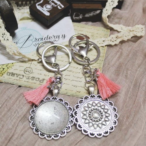 ميدالية بنقش بالخلف لون فضي