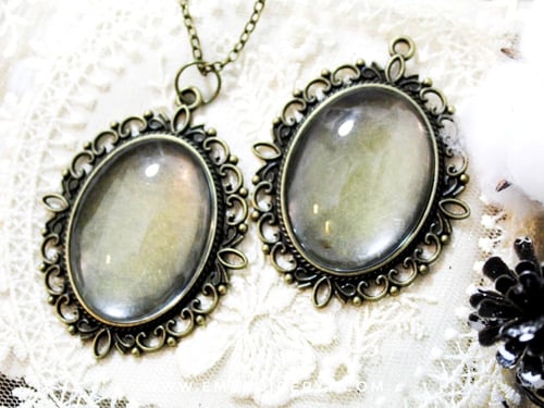 قلائد بيضاوية برونزي