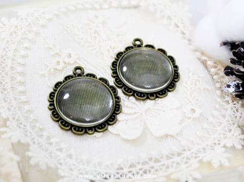 قلائد دائرية برونزي