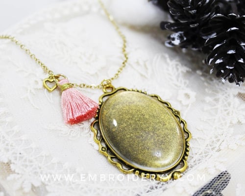 قلادة ذهبية بيضاوية