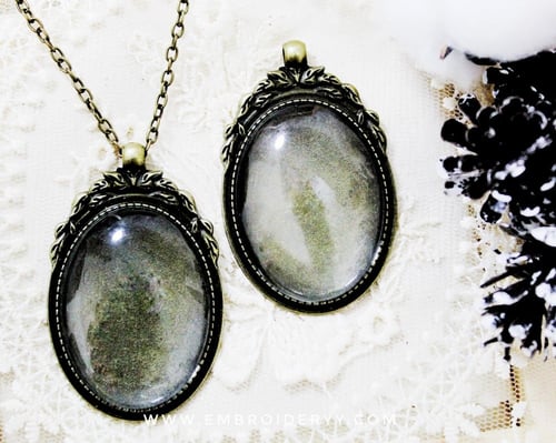 قلائد بيضاوية برونزي