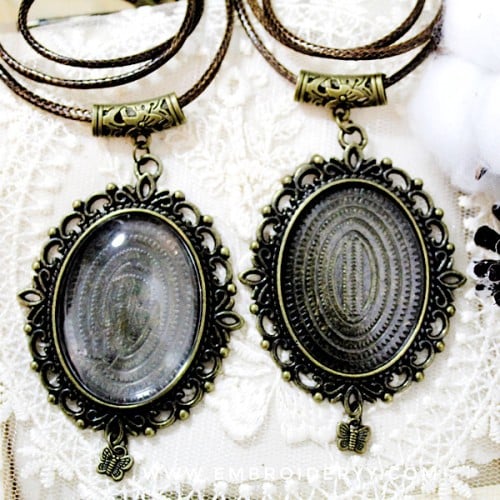 قلائد مع سلسال جلد