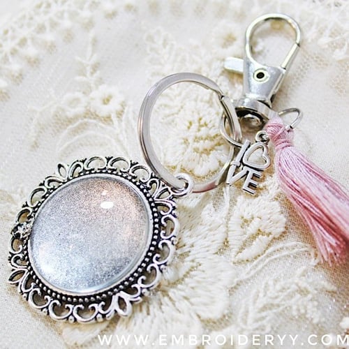 ميدالية بزجاجتين لون فضي