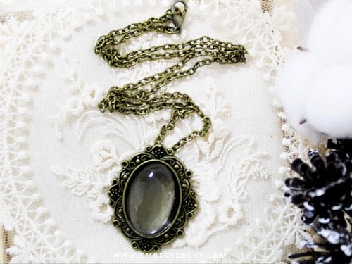 قلائد بيضاوية برونزي