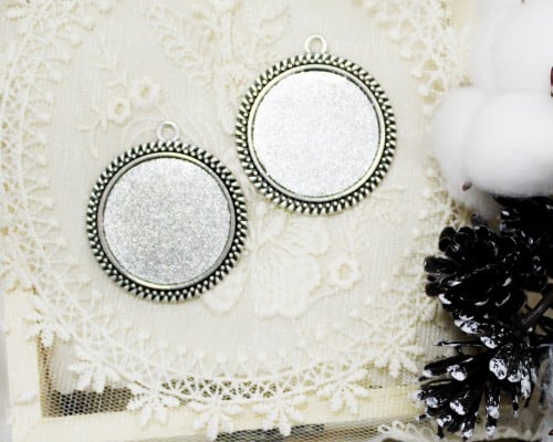 قلادة دائرية لون فضي