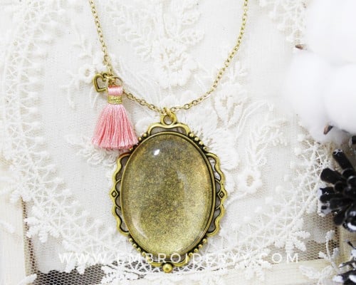 قلادة ذهبية بيضاوية