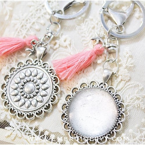 ميدالية بنقش بالخلف لون فضي