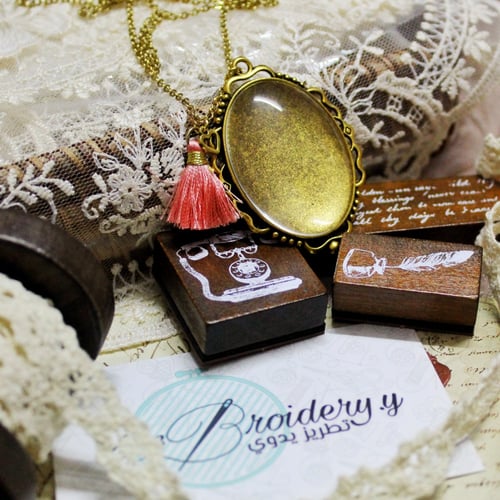 قلادة ذهبية بيضاوية