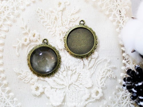 قلائد دائرية برونزي