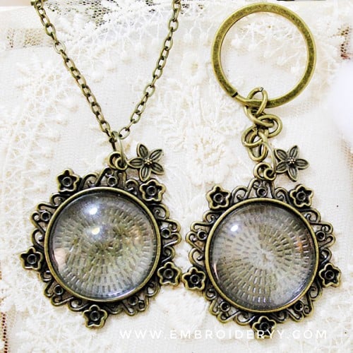 قلائد دائرية برونزي