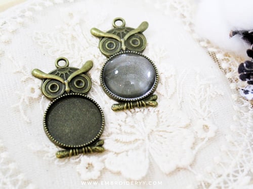 قلائد برونزي شكل بومه