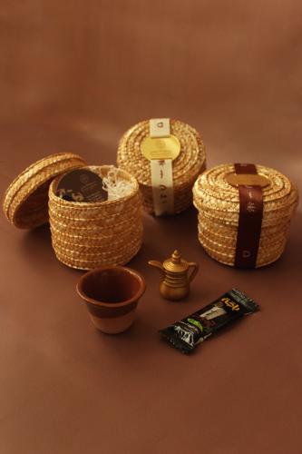 سلة الخوص و القهوة السعودية