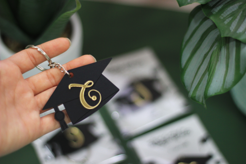 ميدالية التخرج بالحرف العربي