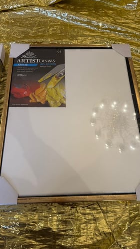 لوحة بإطار ذهبي