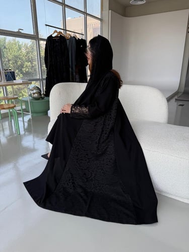 عبايه من قماش الكريب من الجوانب دانتيل فرنسي وأطرا...