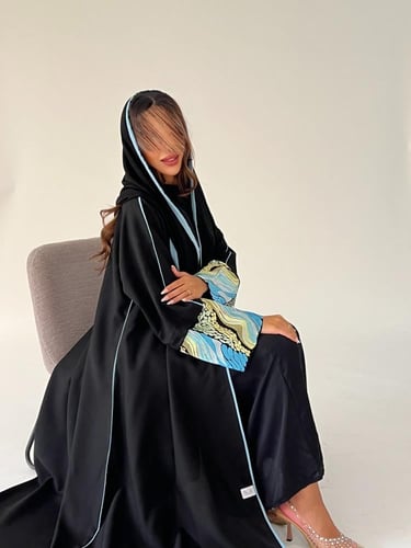 عبايه سوداء من قماش الكريب ( لمار ) بقصه كلوش تطري...