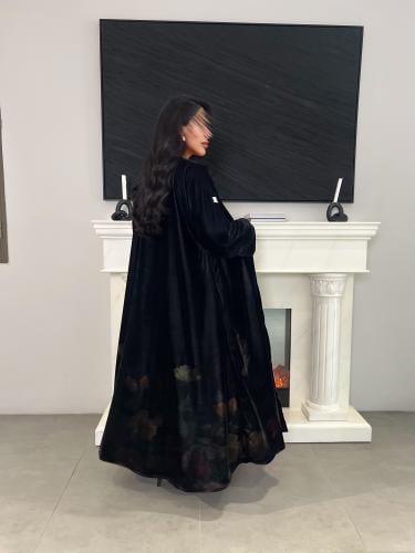 عبايه مخمل أسود بحاشيه طباعه ورد بقصه نص كلوش مع ط...