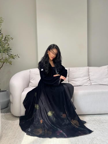 عبايه مخمل أسود بحاشيه طباعه ورد بقصه نص كلوش مع ط...