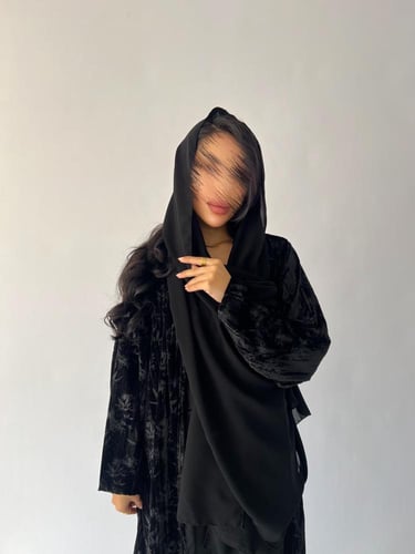 عبايه شتويه مخمل أسود بقصه نص كلوش مع طرحه