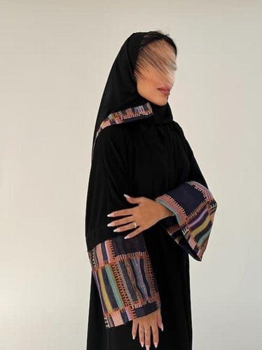 عبايه سوداء من قماش الكريب مع أكمام بقماش ملون بقص...