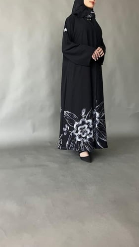 عبايه سوداء بحاشيه بيضاء من قماش الشيفون كلوش مع ط...