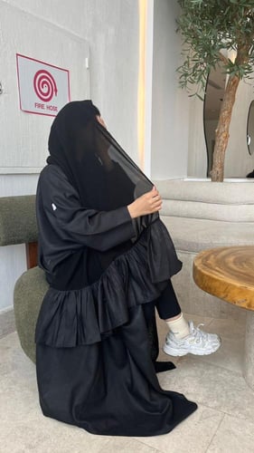 عبايه باللون الأسود قماش لنن نص بشت مع طرحه بطرف ك...