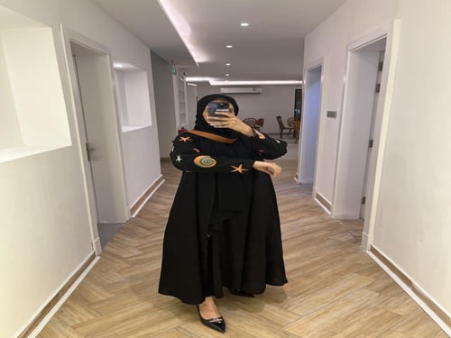 عبايه سوداء قماش كريب بأكمام مطرزه أصداف القصه حرف...