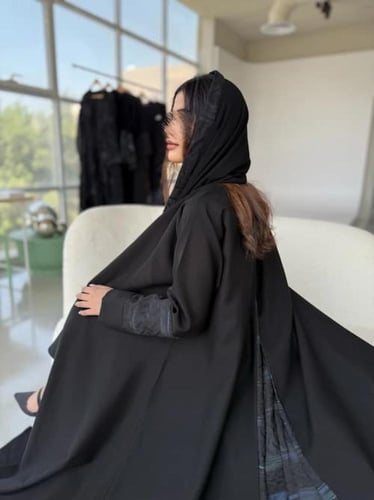 عبايه سوداء من قماش الكريب لمار مع كسره بالخلف قما...