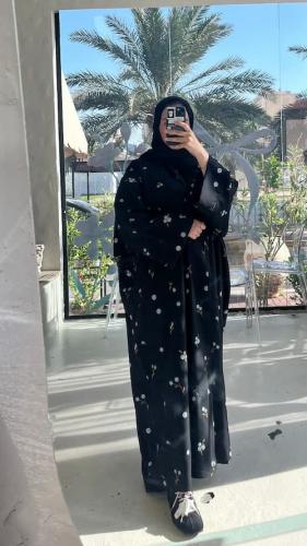 عبايه سوداء مطرزه ورد ناعم سماوي بقصه نص بشت مع طر...