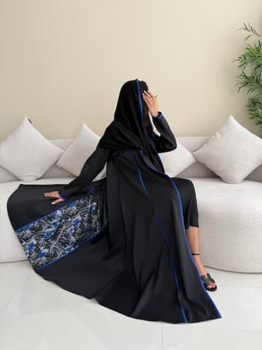 عبايه سوداء من قماش التفته بقصه نص كلوش مع طرحه
