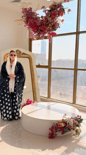 عبايه من قماش الحرير بقصه نص بشت مع طرحه بيضاء