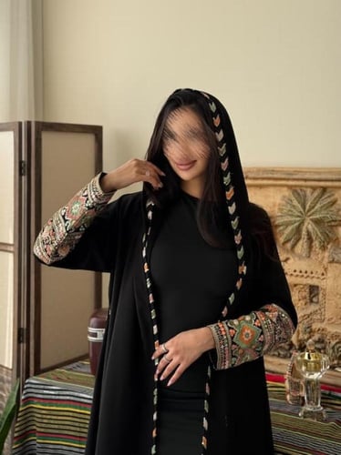 عبايه سوداء بقماش كريب بأكمام من القماش الهندي مع...