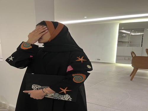 عبايه سوداء قماش كريب بأكمام مطرزه أصداف القصه حرف...