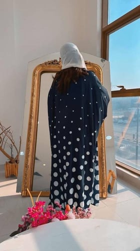 عبايه من قماش الحرير بقصه نص بشت مع طرحه بيضاء