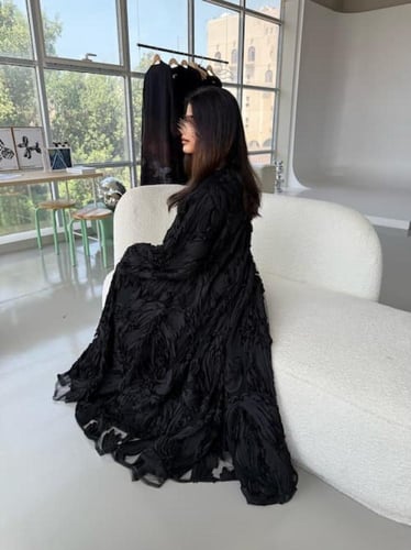 عبايه سوداء قماش فخم تور مبطن بقصه عاديه مع طرحه س...