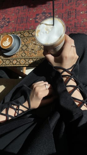 عبايه سوداء القماش الكريب نص بشت مع طرحه ساده