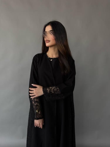 عبايه من قماش الكريب من الجوانب دانتيل فرنسي وأطرا...