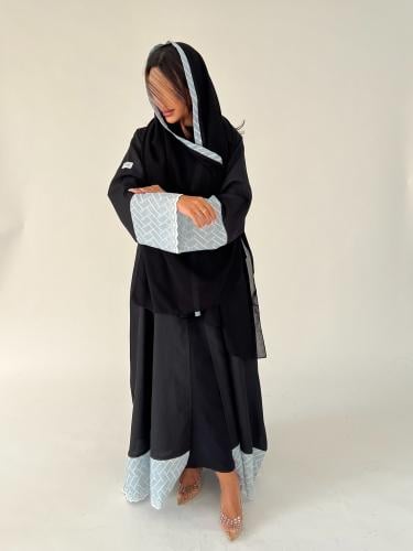 عباية سما .. عبايه سوداء قماش كريب باطراف سماوي