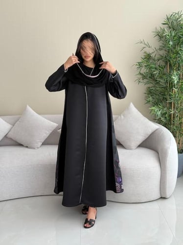 عبايه سوداء من قماش التفته بقصه كلوش مع طرحه