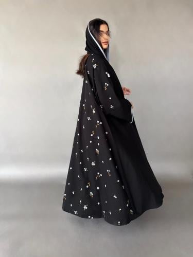 عبايه سوداء قماش كريب مطرزه من الخلف ورد سماوي بقص...