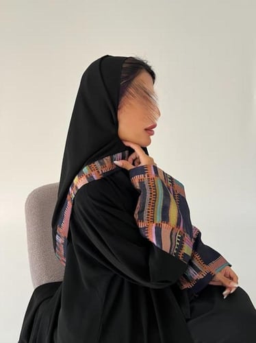عبايه سوداء من قماش الكريب مع أكمام بقماش ملون بقص...