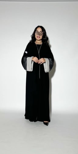 عبايه سوداء قماش كريب لمار مع أكمام من قماش الجاكا...