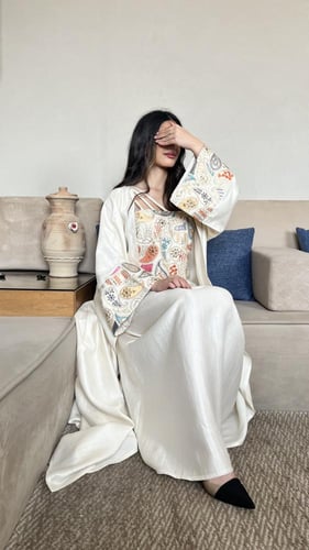 جلابيه مكونه من قطعتين اللون لؤلؤي مع قماش مطرز في...