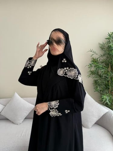 عبايه سوداء بتطريز يدوي فاخر بلون بيج مع طرحه مطرز...