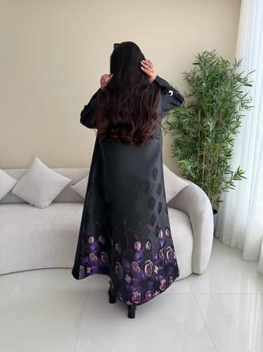عبايه سوداء من قماش التفته بقصه كلوش مع طرحه