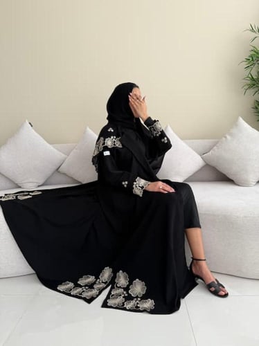 عبايه سوداء بتطريز يدوي فاخر بلون بيج مع طرحه مطرز...